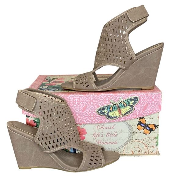 Avon Taupe Wedge Style Sandals Modern Perforated Design Womens Size 9 - Picture 1 of 6